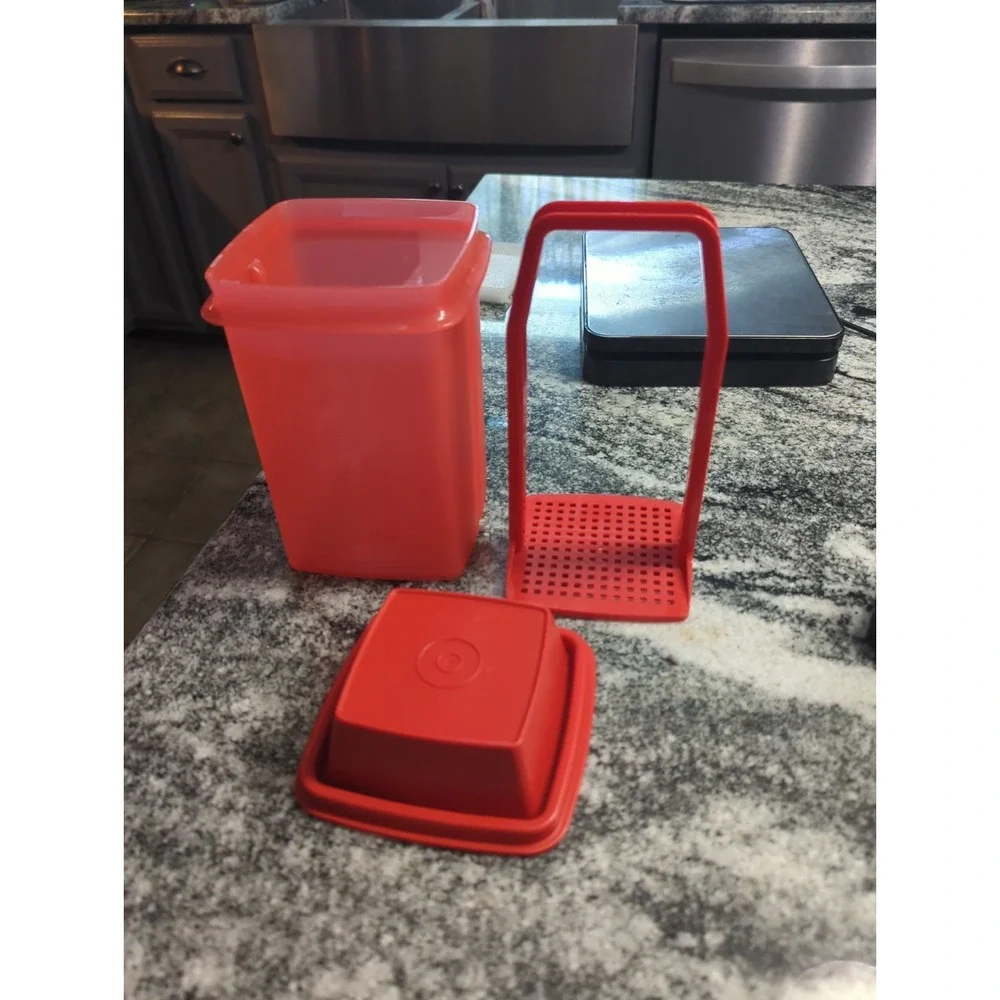 Tupperware 4.5 cup Pick A Deli Pickle Pepper Keeper Chili Red 1330-21